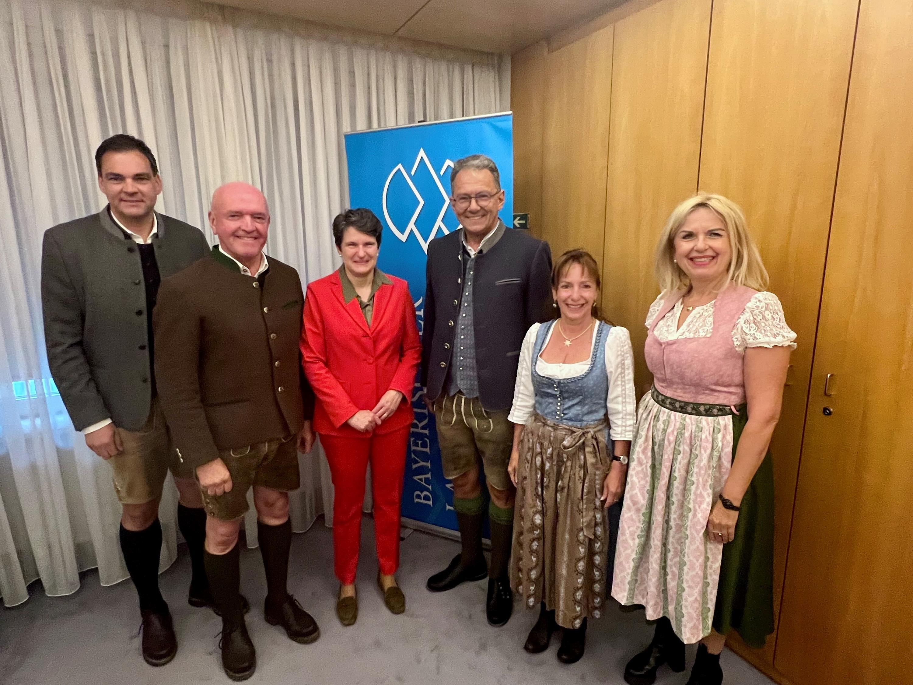 Präsidium des Bayerischen Landkreistags in München V.l.n.r: Landrat Sebastian Gruber, Freyung-Grafenau, 3. Vizepräsident des Bayerischen Landkreistags, Landrat Thomas Habermann, Rhön-Grabfeld, 1. Vizepräsident des Bayerischen Landkreistags, Tanja Gönner, Hauptgeschäftsführerin BDI, Landrat Thomas Karmasin, Fürstenfeldbruck, Präsident des Bayerischen Landkreistags, Andrea Degl, Geschäftsführendes Präsidialmitglied beim Bayerischen Landkreistag, Landrätin Tamara Bischof, Kitzingen, 2. Vizepräsidentin des Bayerischen Landkreistags
