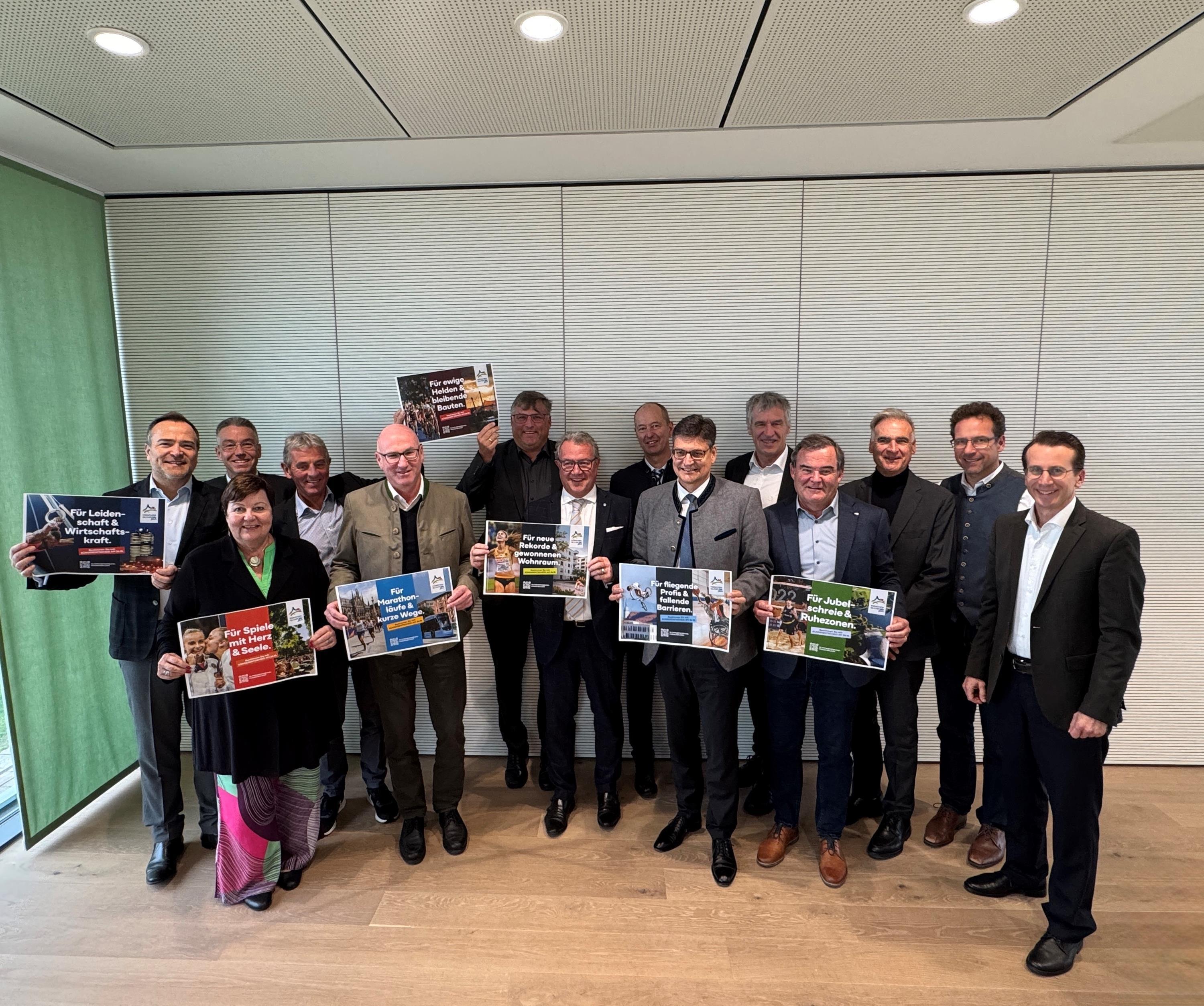 Olympiaspiele in München V. l. n. r.:
Landrat Thomas Eichinger, Landsberg am Lech, Landrat Otto Lederer, Rosenheim, Landrätin Andrea Jochner-Weiß, Weilheim-Schongau, Erster Stellvertretender Landrat Franz Hofstetter, Erding, Landrat Bernhard Kern, Berchtesgadener Land, Landrat Stefan Löwl, Dachau, MdL a.D. Klaus Stöttner, Präsident Tourismus Oberbayern München e.V., Oswald Pehel, Geschäftsführer Tourismus Oberbayern München e.V., Landrat Max Heimerl, Mühldorf a. Inn, Stellv. Landrat Klaus Koch, Bad Tölz-Wolfratshausen, Landrat Albert Gürtner, Pfaffenhofen a.d. Ilm, Landrat Olaf von Löwis of Menar, Miesbach, Landrat Peter von der Grün, Neuburg-Schrobenhausen, Landrat Stefan Frey, Starnberg
